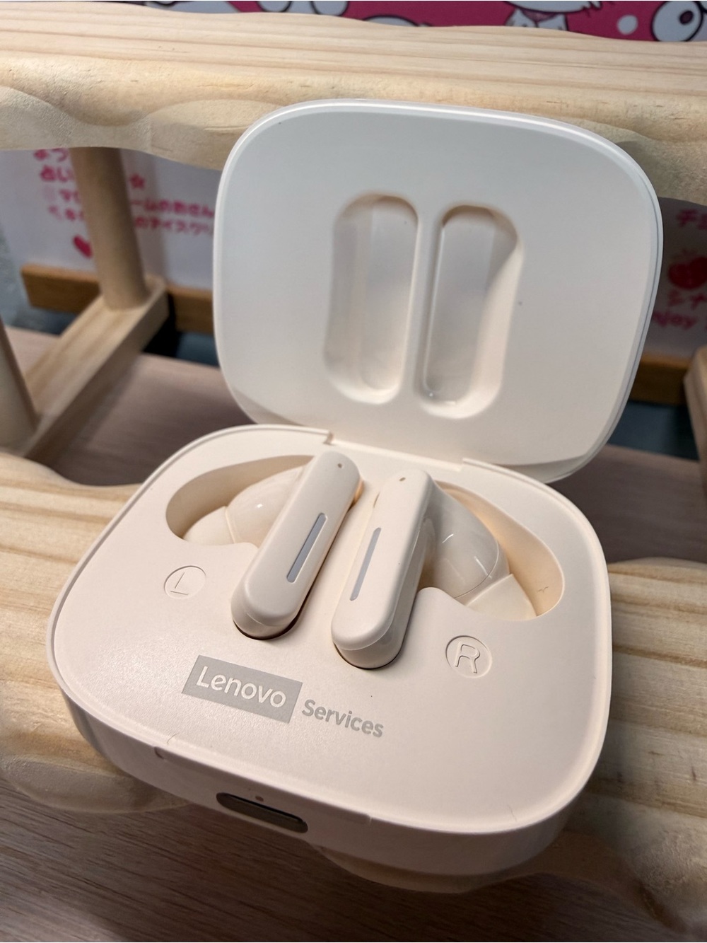 Lenovo LE209 Wireless Bluetooth Earbuds: champagne gold